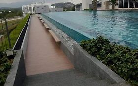Ss Condostay Residensi Lili, Nilai Nearby Klia, Usim - Infinity Pool, Wifi, Smart Tv